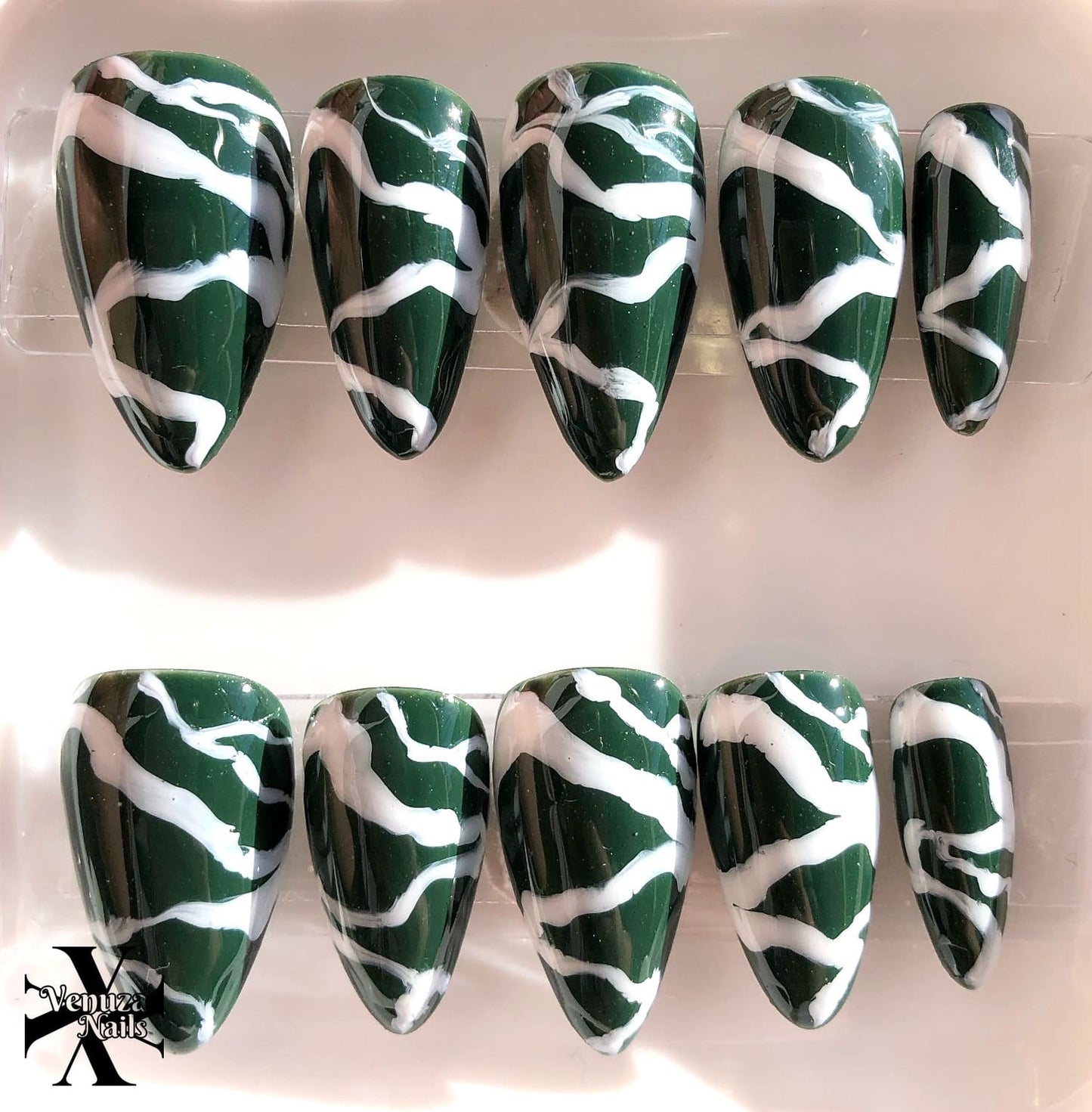 ongles marbrés vert et blancs en gros plan