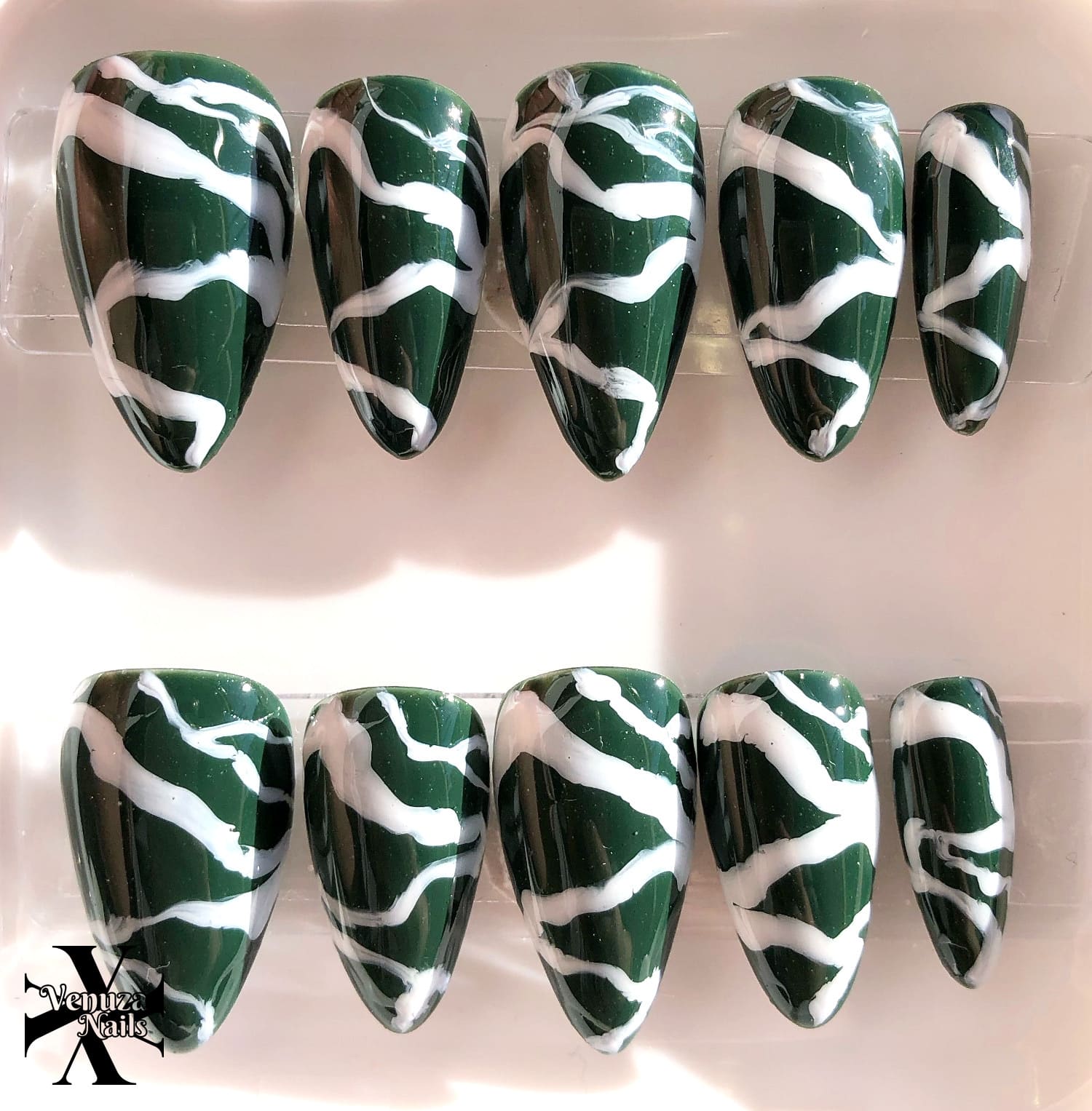 ongles marbrés vert et blancs en gros plan