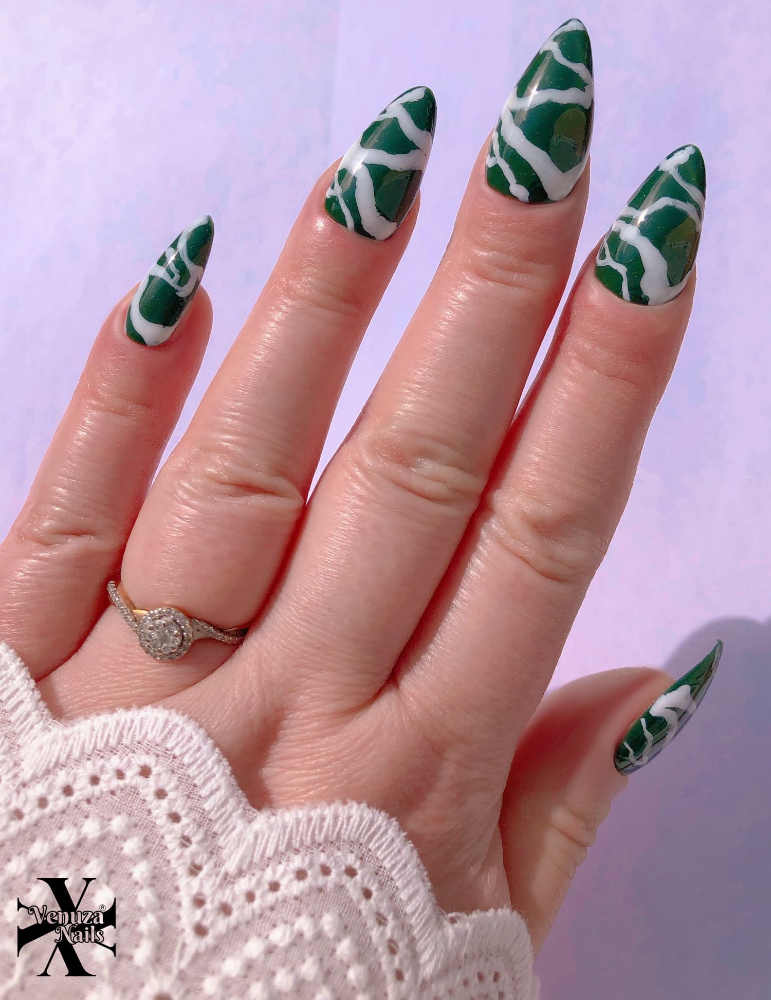 main montrant les ongles marbrés vert et blancs