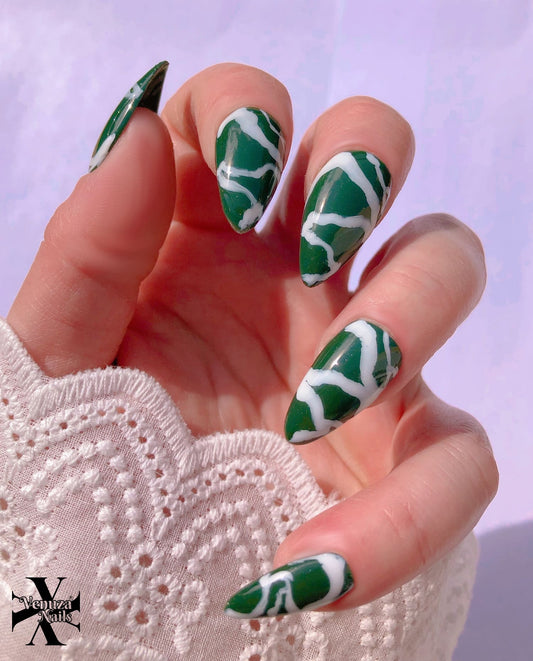 main montrant les ongles marbrés vert et blancs