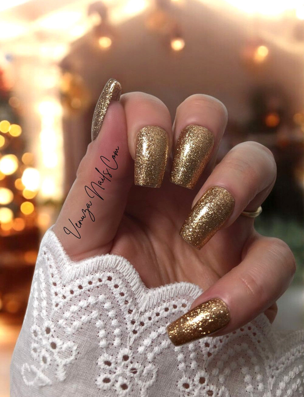 Press-on nails couleur or cuivré avec finition pailletée brillante, présentés dans une boîte blanche – modèle élégant et glamour de la marque Venuza Nails.