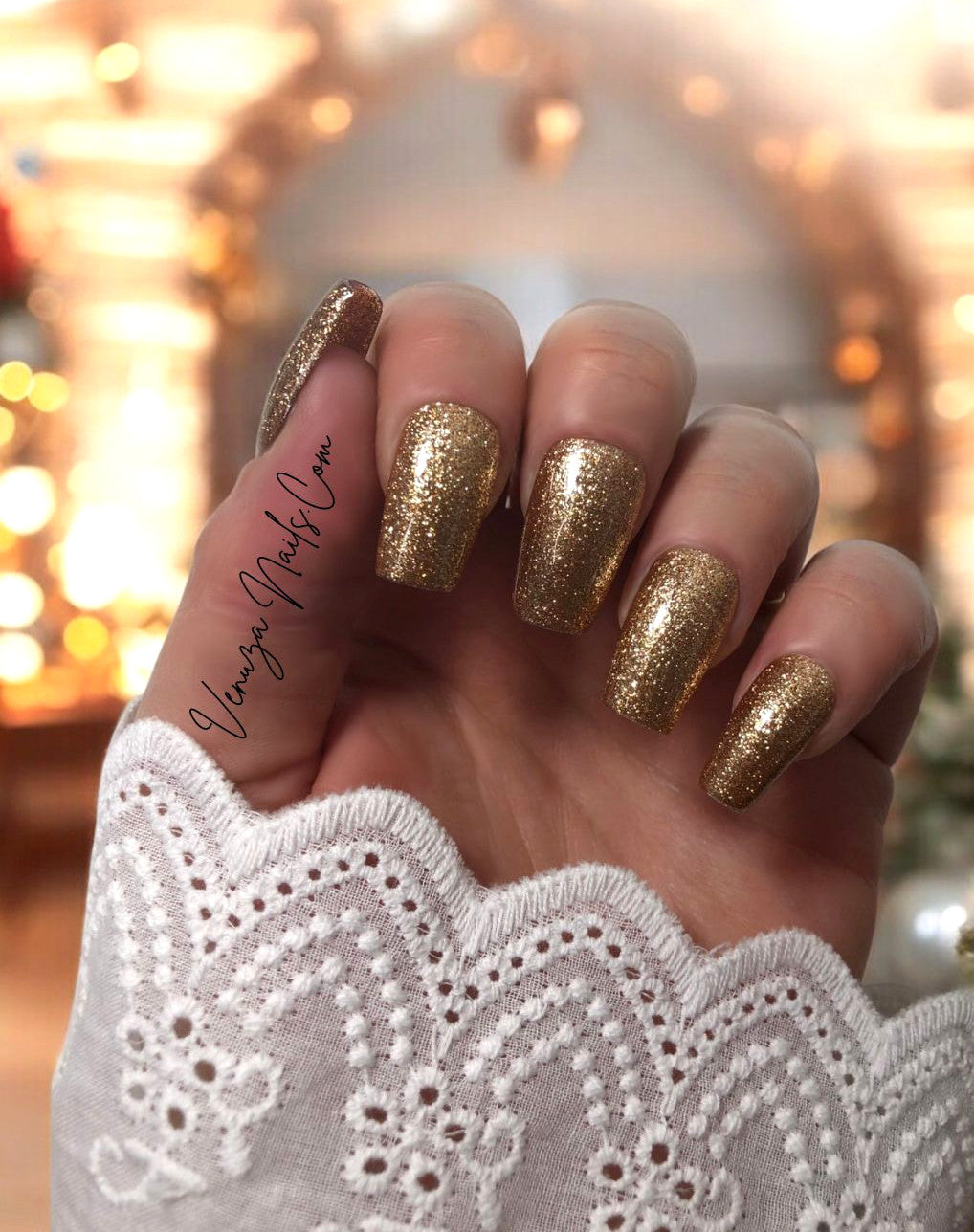 Press-on nails couleur or cuivré avec finition pailletée brillante, présentés dans une boîte blanche – modèle élégant et glamour de la marque Venuza Nails.