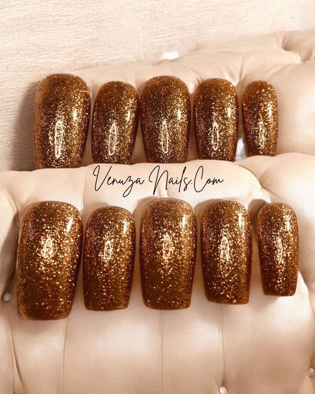 Press-on nails couleur or cuivré avec finition pailletée brillante, présentés dans une boîte blanche – modèle élégant et glamour de la marque Venuza Nails.