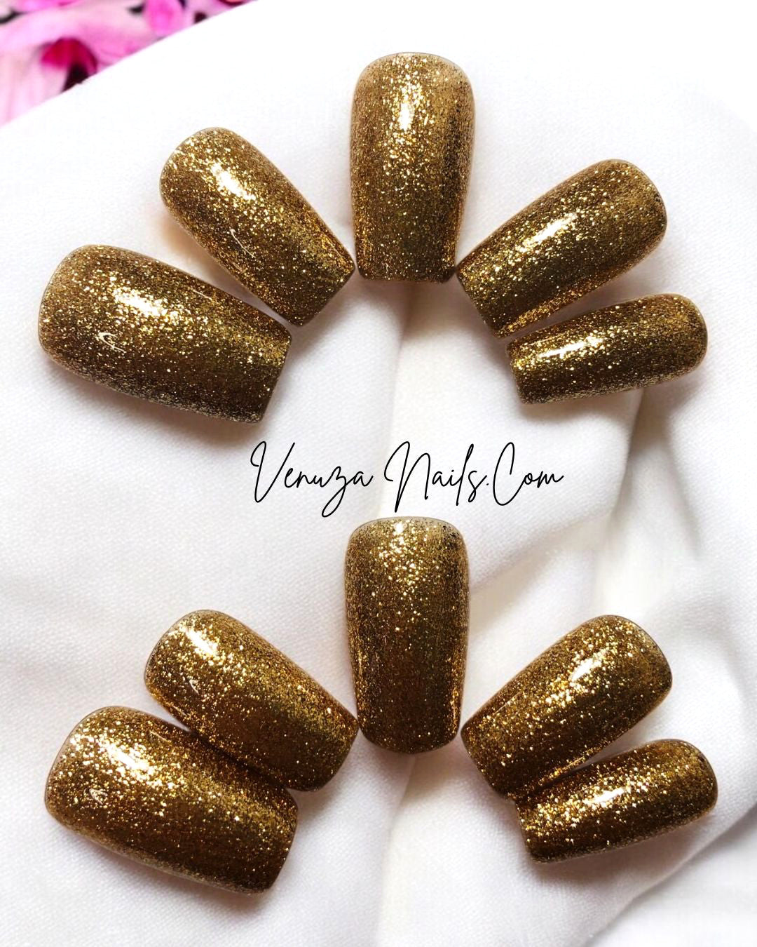 Press-on nails couleur or cuivré avec finition pailletée brillante, présentés dans une boîte blanche – modèle élégant et glamour de la marque Venuza Nails.