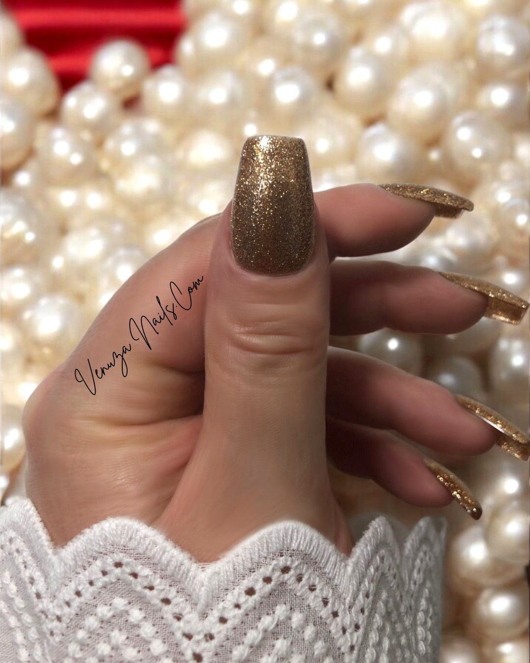 Press-on nails couleur or cuivré avec finition pailletée brillante, présentés dans une boîte blanche – modèle élégant et glamour de la marque Venuza Nails.
