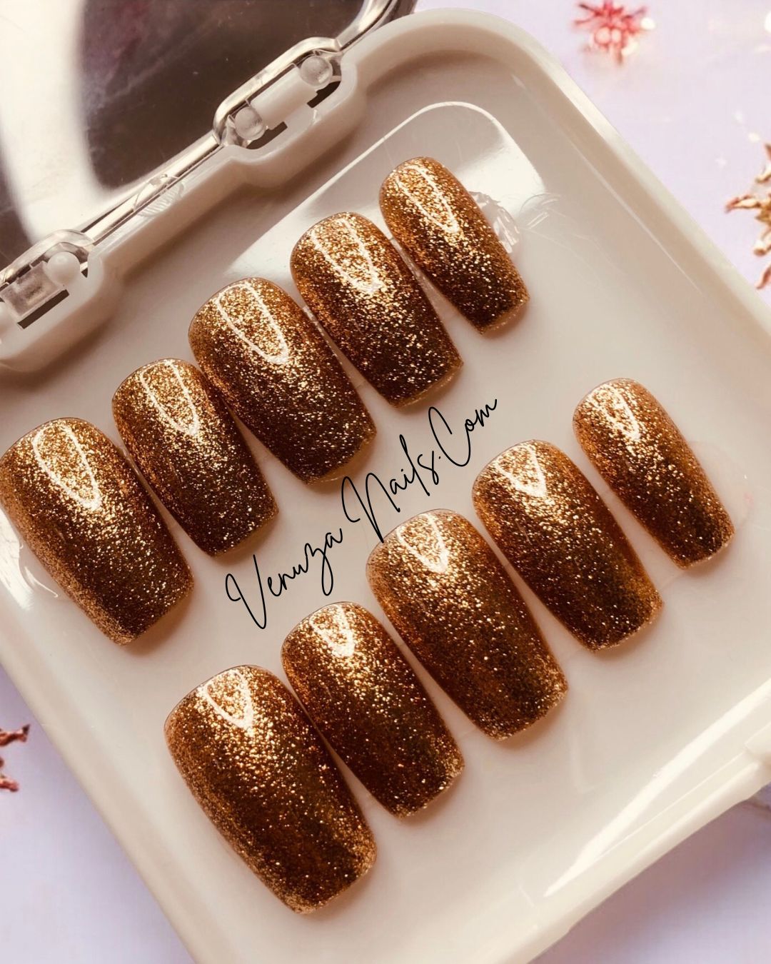 Press-on nails couleur or cuivré avec finition pailletée brillante, présentés dans une boîte blanche – modèle élégant et glamour de la marque Venuza Nails.