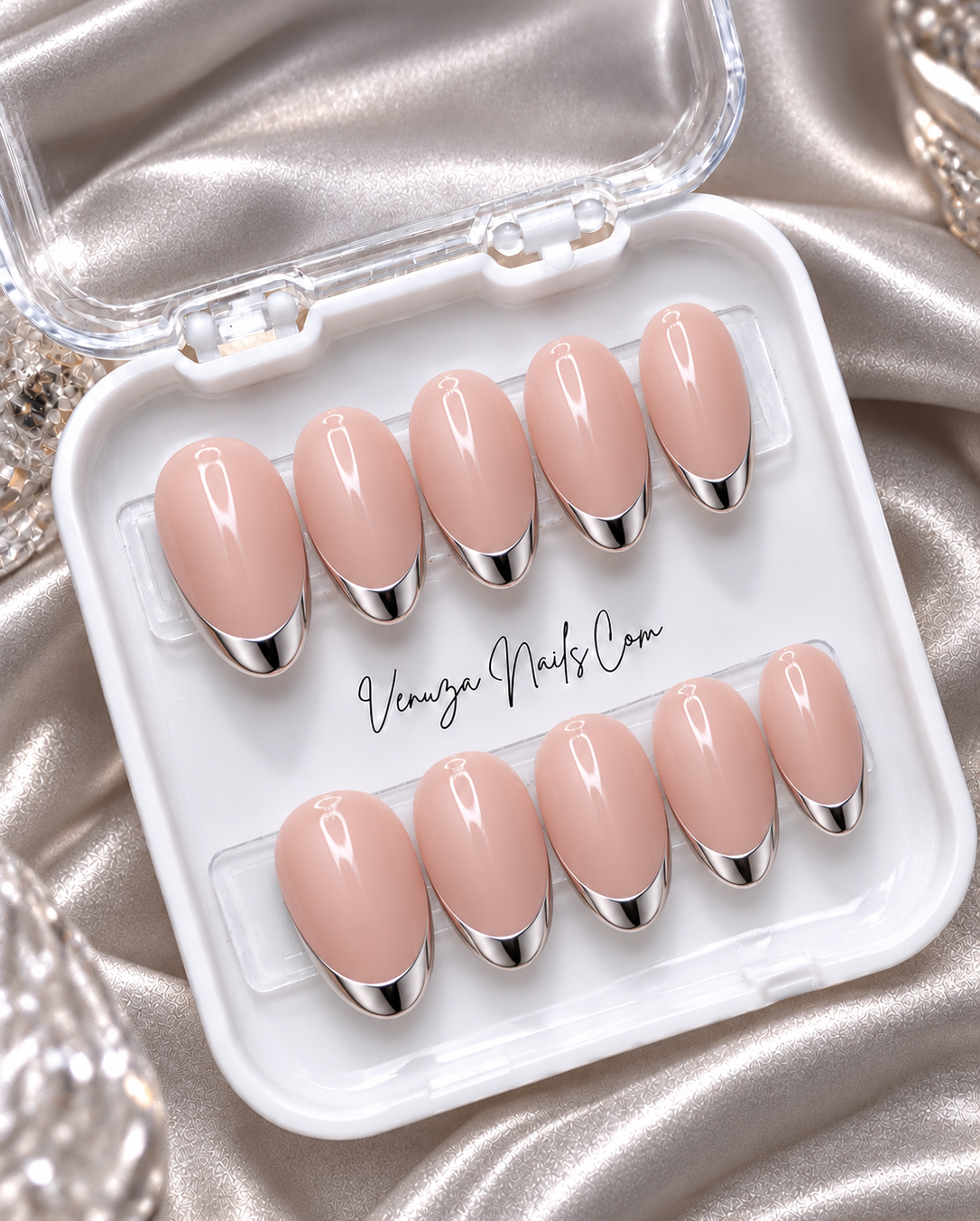 Ongles press-on ovales nude avec French manucure argentée, longueur medium, Venuza Nails