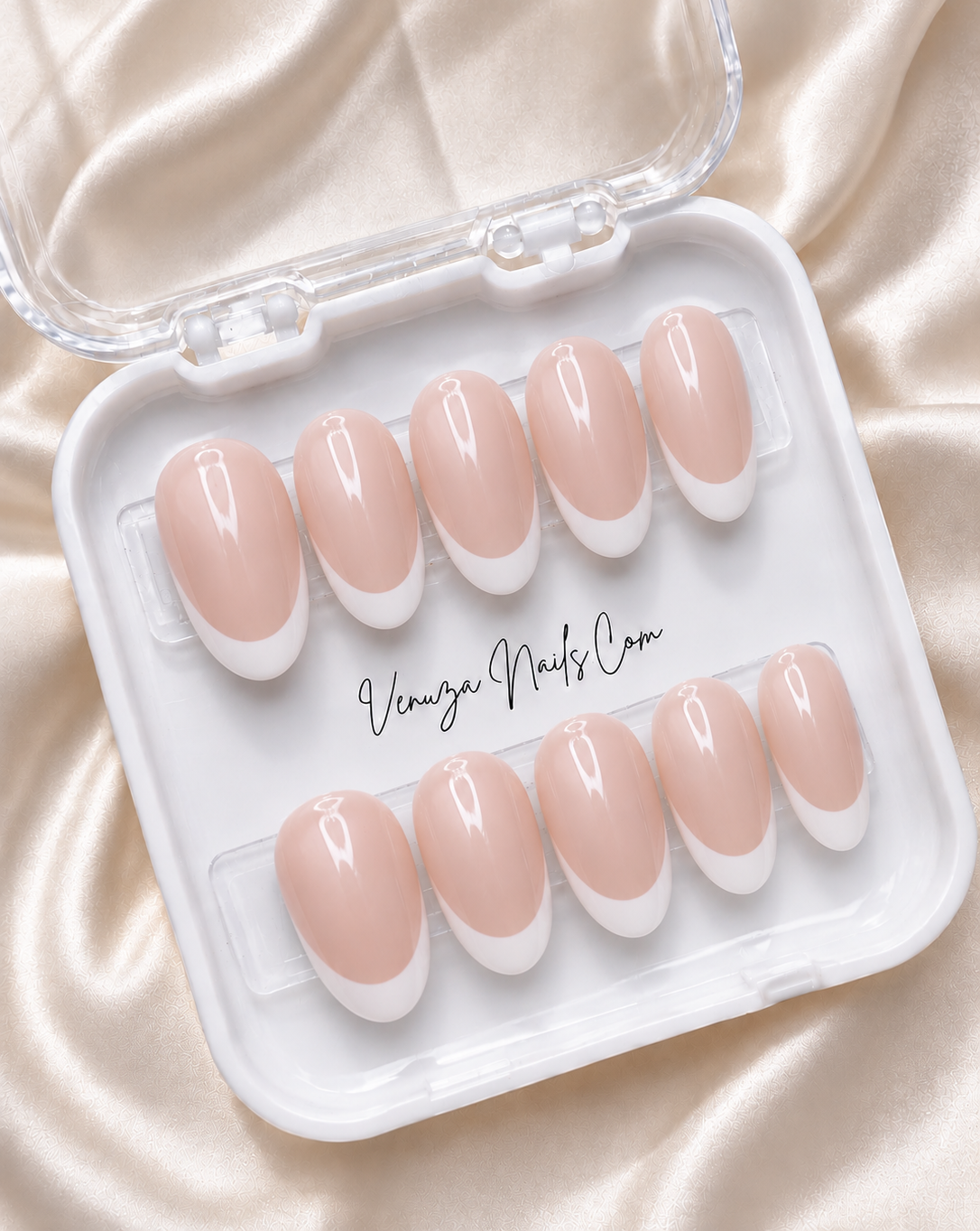 Faux ongles press-on ovales nude et French manucure blanche, longueur medium, Venuza Nails