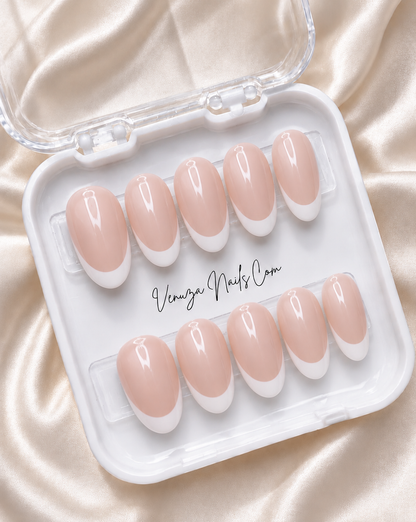 Faux ongles press-on ovales nude et French manucure blanche, longueur medium, Venuza Nails