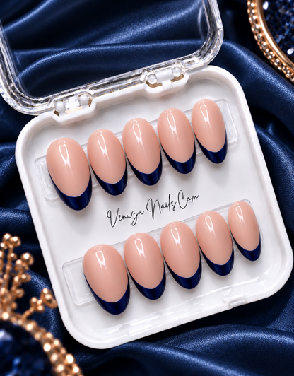 Ongles press-on ovales nude avec French manucure Bleu Marine, longueur medium, Venuza Nails