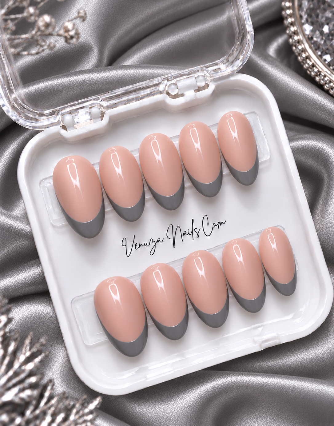 Ongles press-on ovales nude avec French manucure grise, longueur medium, Venuza Nails