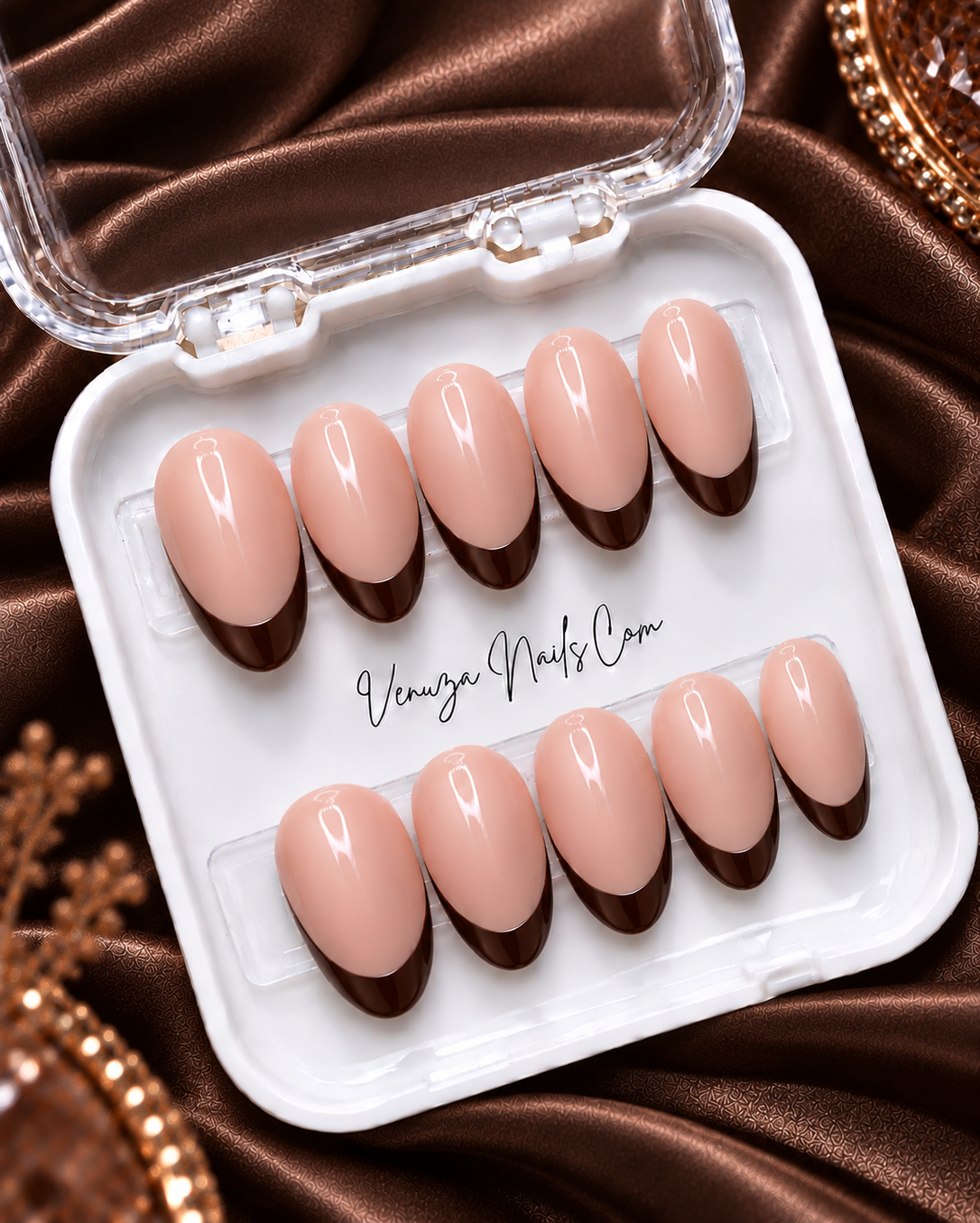 Ongles press-on ovales nude avec French manucure marron, longueur medium, Venuza Nails