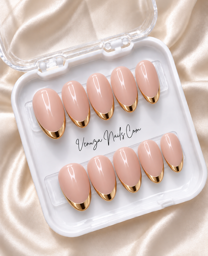 Ongles press-on ovales nude avec French manucure or, longueur medium, Venuza Nails