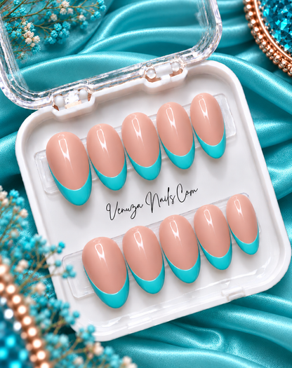 Ongles press-on ovales nude avec French manucure turquoise longueur medium, Venuza Nails