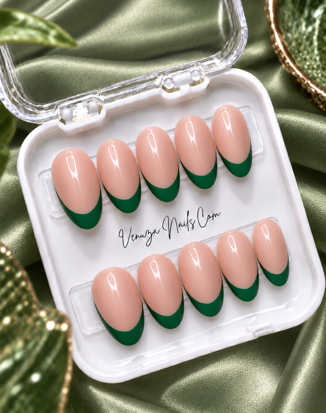 Ongles press-on ovales nude avec French manucure vert, longueur medium, Venuza Nails