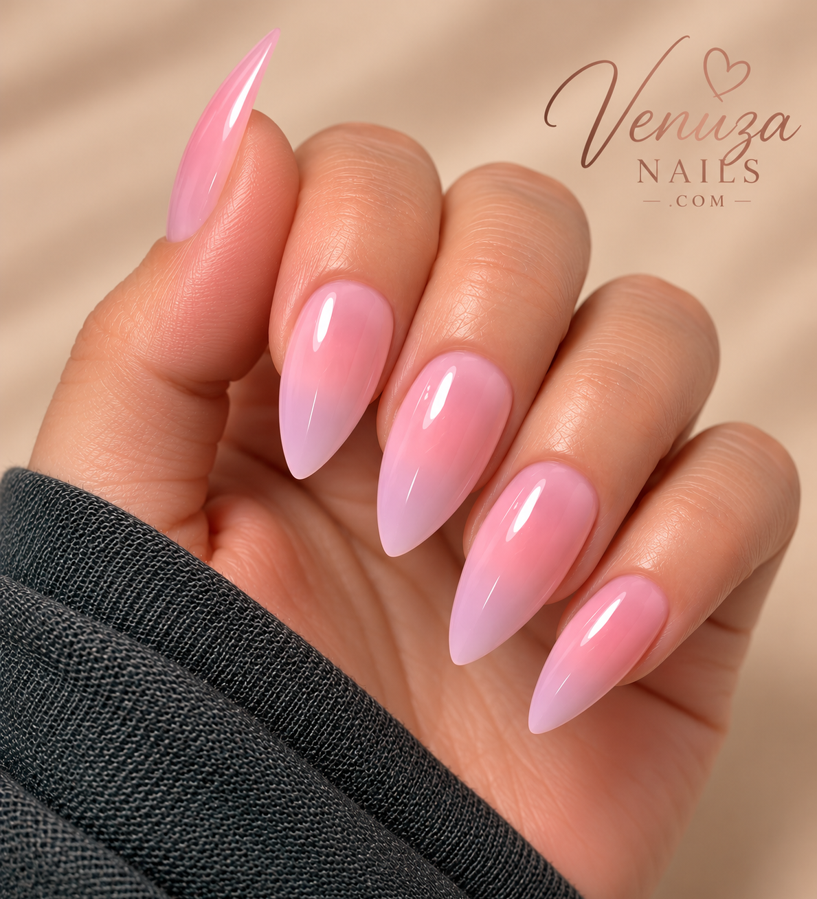 Faux ongles BABY POWDER rose bébé glossy, forme stiletto effilée – Venuza Nails