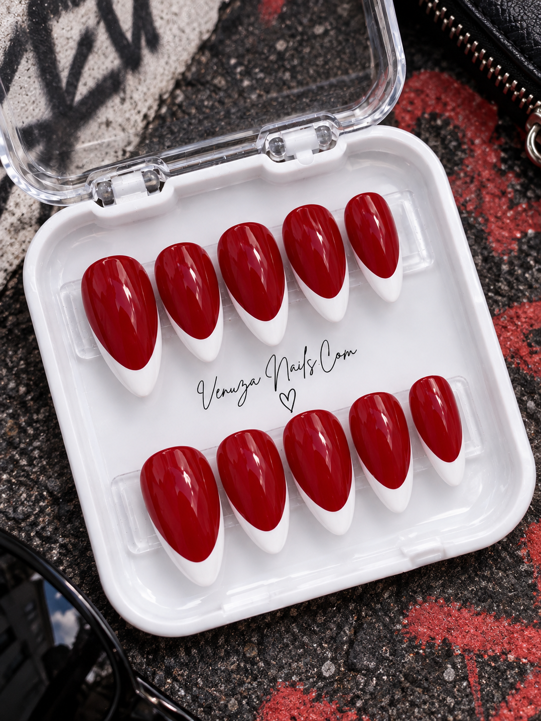 Boîte de 10 press-on nails rouge rubis avec French blanche, faux ongles faits main Venuza Nails