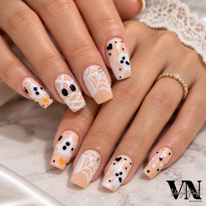 Ongles américains Halloween Little Ghost nude avec nail art fantôme