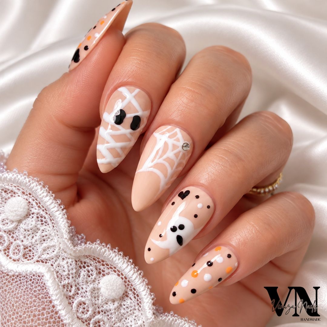 Manucure press on nails Halloween nude avec fantômes blancs et détails orange