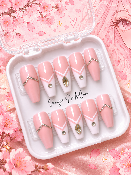 Kit de press-on nails Inspiration Manga - Sailor - Nude et French manucure pointue blanche avec strass, présenté dans son coffret Venuza Nails. Version full strass