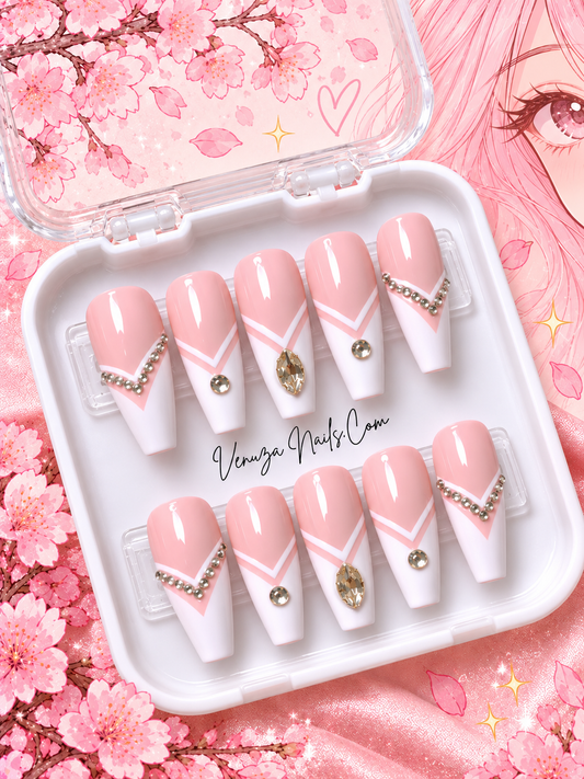 Kit de press-on nails Inspiration Manga - Sailor - Nude et French manucure pointue blanche avec strass, présenté dans son coffret Venuza Nails. Version full french