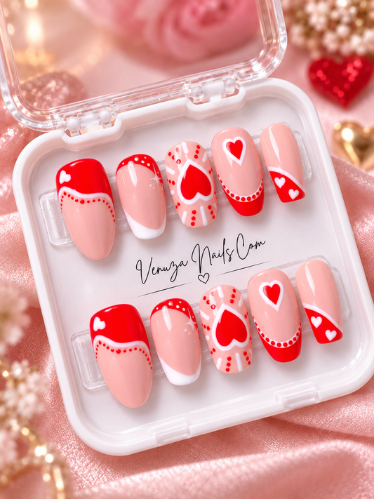 Set de 10 press on nails dans leur boite , Détail faux ongles rose nude avec grand cœur rouge bordé de blanc, pois rouges et motifs graphiques