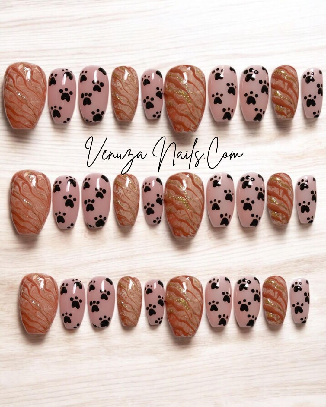 Press-on nails nudes avec empreintes de petits chats, marbre caramel doré , élégants et mignons, création Venuza Nails