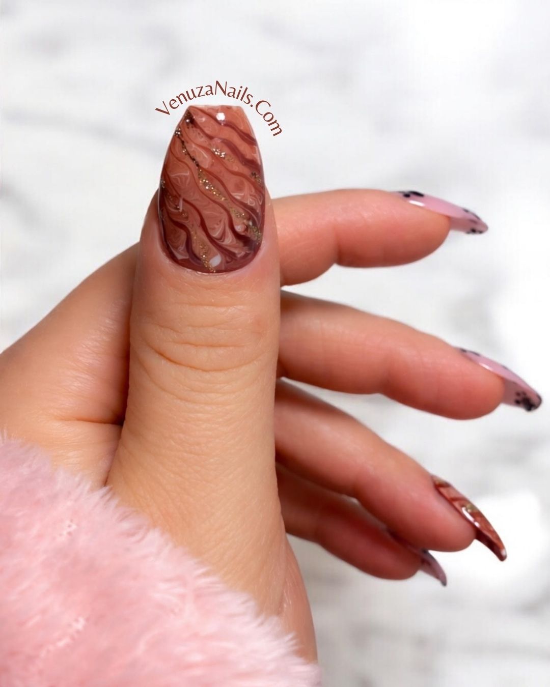 Press-on nails nudes avec empreintes de petits chats, marbre caramel doré , élégants et mignons, création Venuza Nails