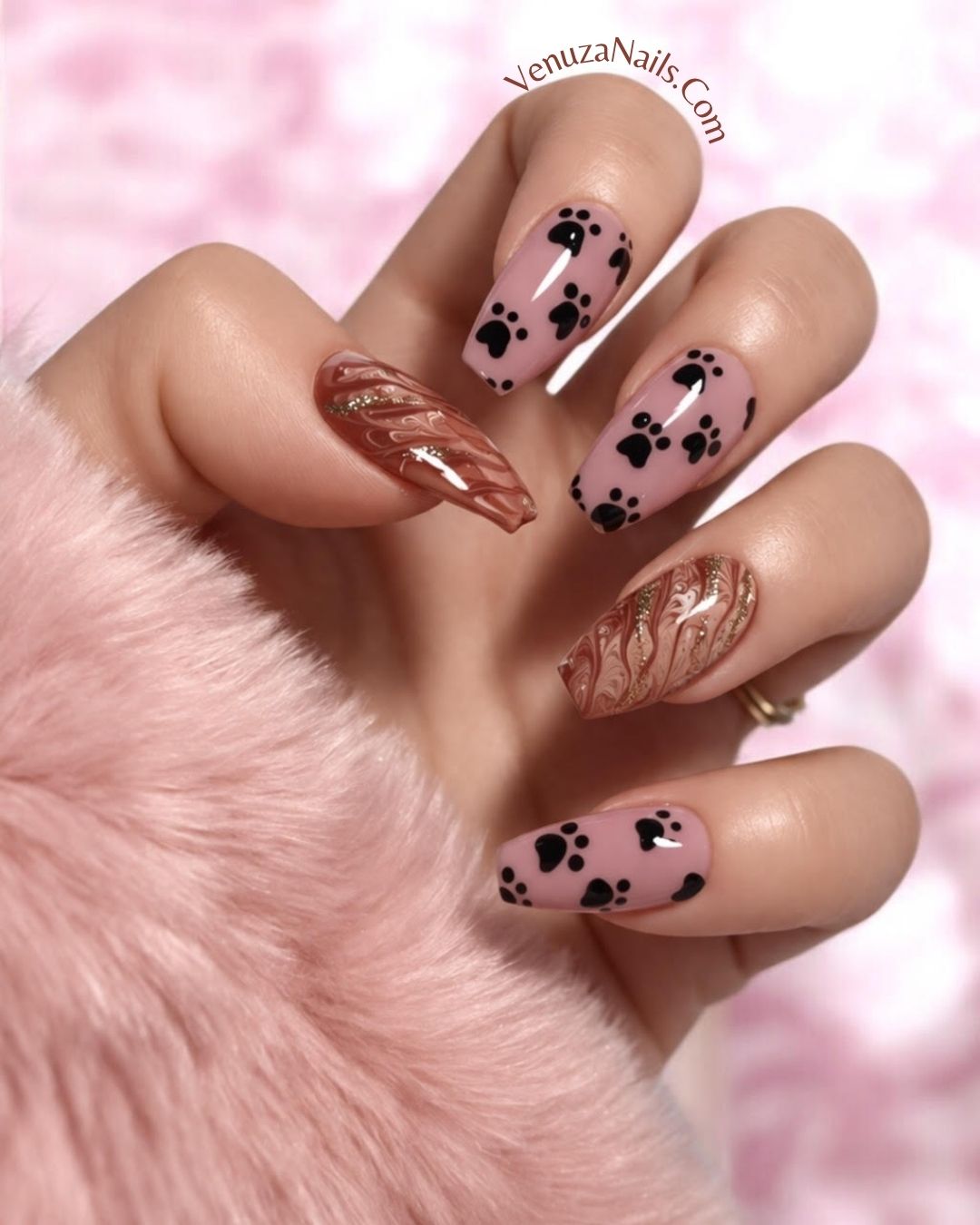 Press-on nails nudes avec empreintes de petits chats, marbre caramel doré , élégants et mignons, création Venuza Nails