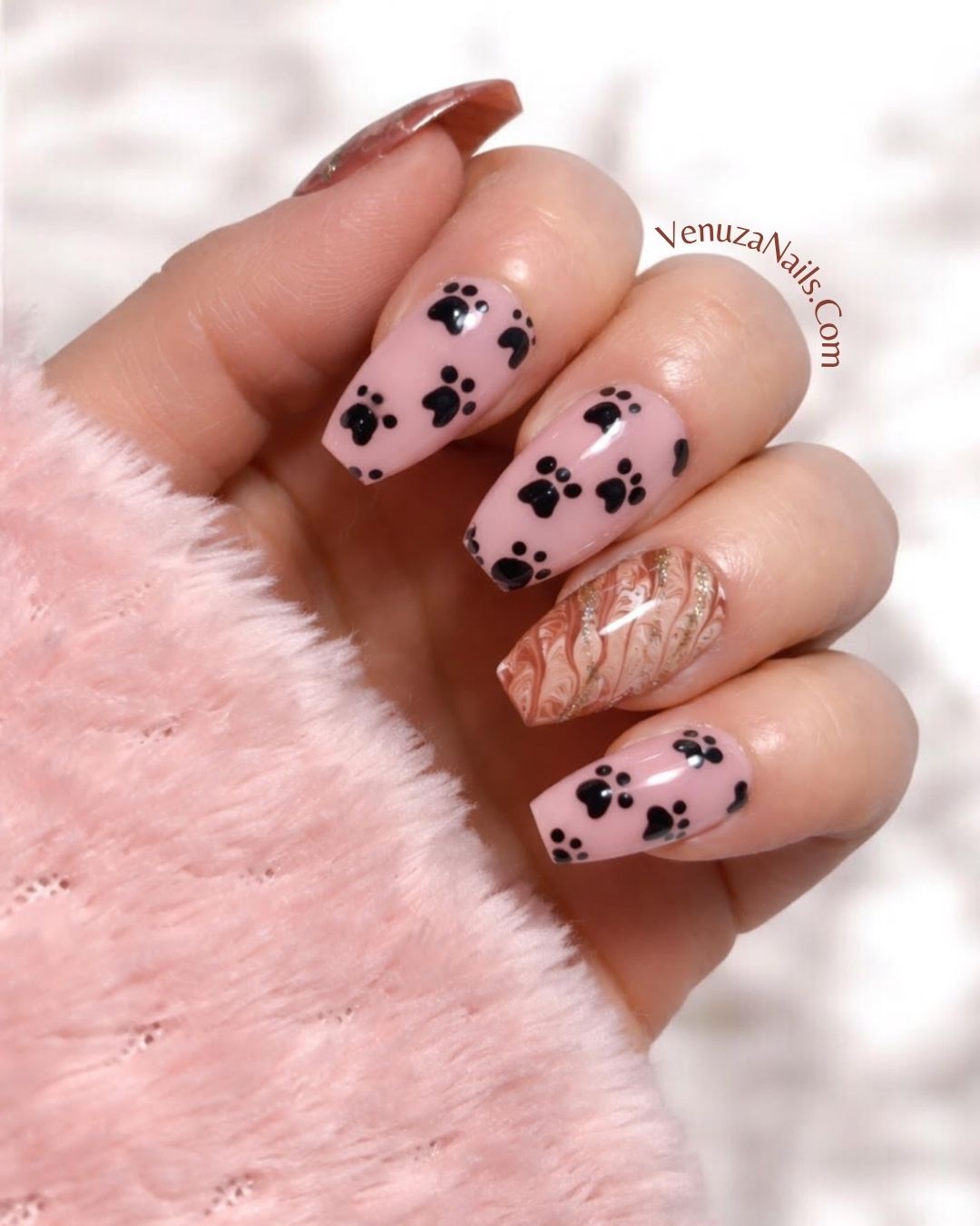 Press-on nails nudes avec empreintes de petits chats, marbre caramel doré , élégants et mignons, création Venuza Nails