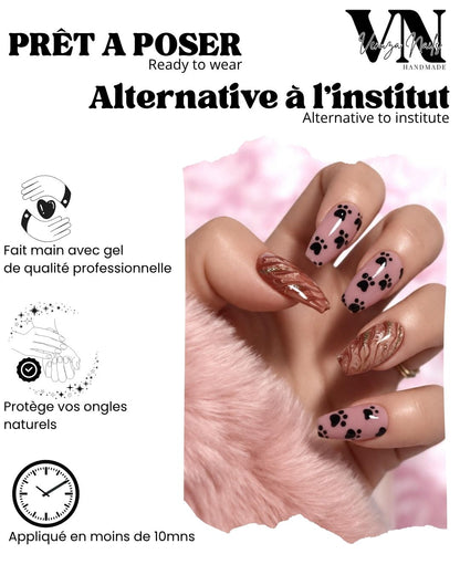 Press-on nails nudes avec empreintes de petits chats, marbre caramel doré , élégants et mignons, création Venuza Nails