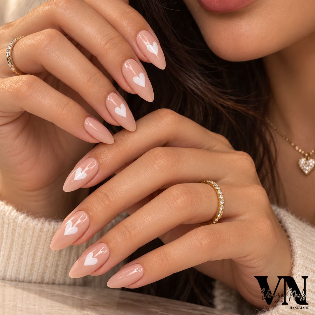 Press-on nails Vickie nude forme carrée avec cœurs blancs