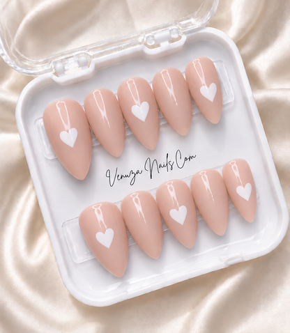 Press-on nails Vickie nude à cœurs chromés blanc faits main par Venuza Nails