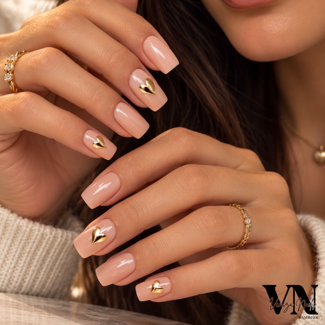 Press-on nails Vickie nude forme carrée avec cœurs dorés