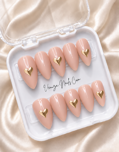 Press-on nails Vickie nude à cœurs chromés gold faits main par Venuza Nails