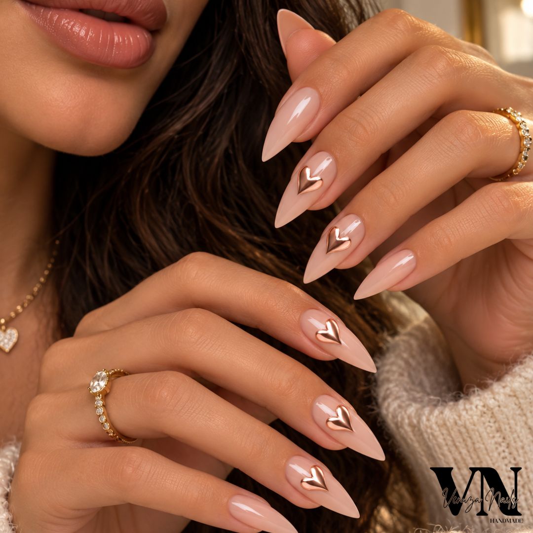 Press-on nails Vickie nude forme stiletto avec cœurs rose gold