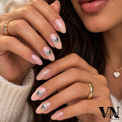 Press-on nails Vickie nude forme ovale avec cœurs argentés