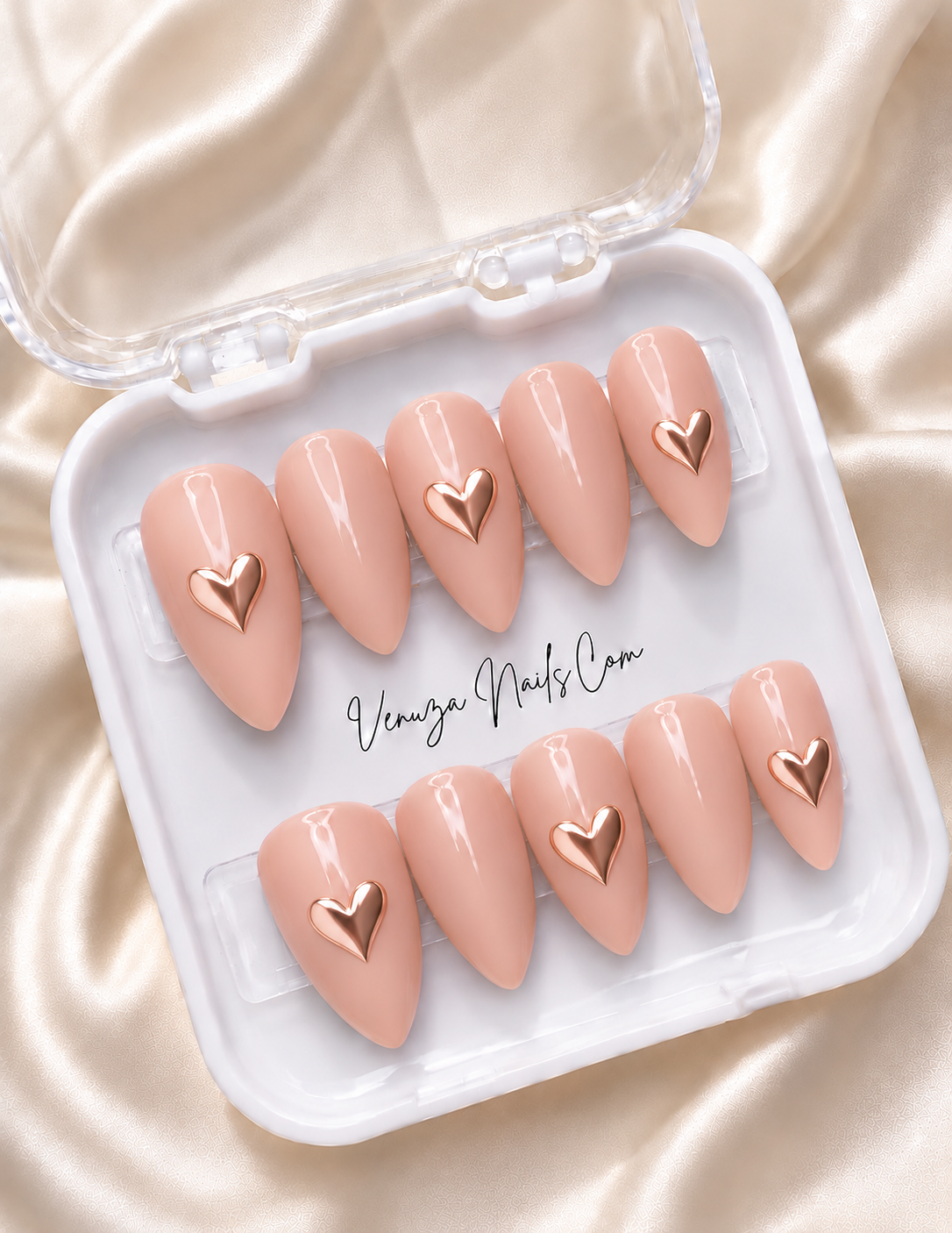 Press-on nails Vickie nude à cœurs chromés rose gold faits main par Venuza Nails