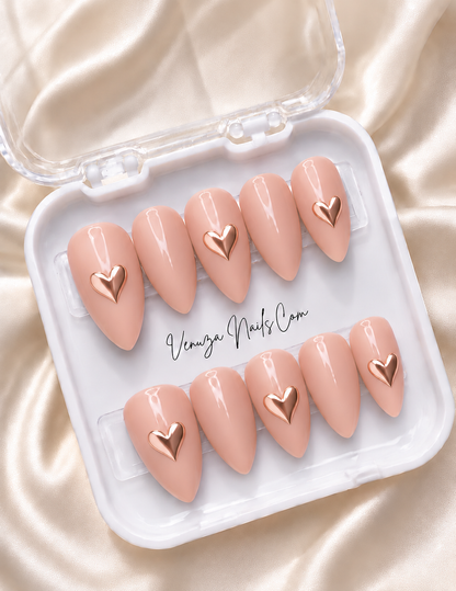 Press-on nails Vickie nude à cœurs chromés rose gold faits main par Venuza Nails